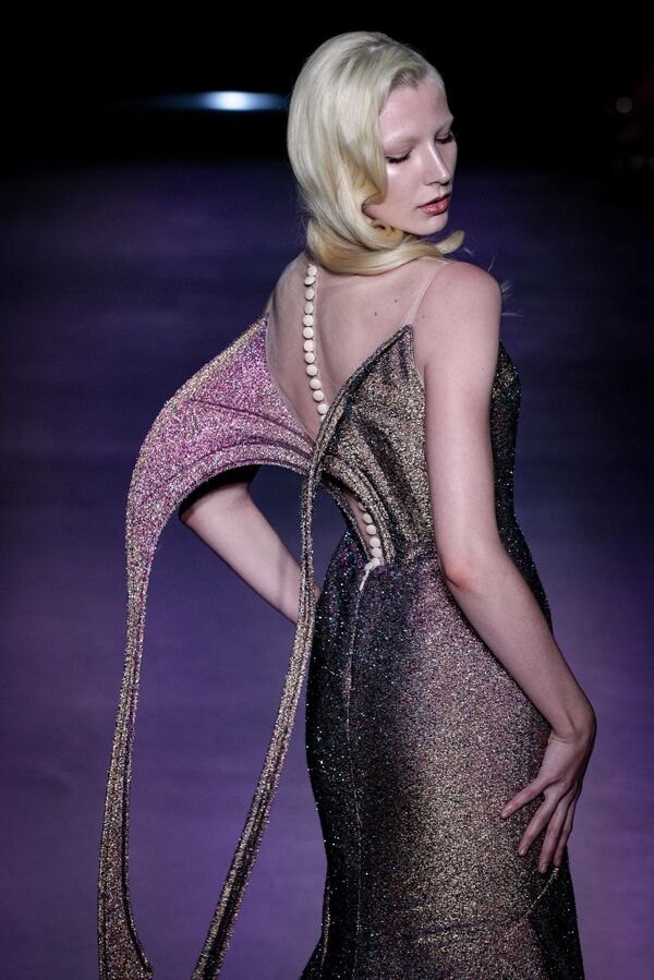 یک مدل در نمایش مجموعه مد لباس زنانه Julien Fournie  - اسپوتنیک ایران  