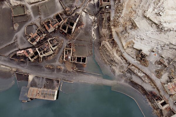 این عکس نمای هوایی از خرابه‌های معمولاً غوطه‌ور شده روستای سابق آسردو را نشان می‌دهد که از مخزن نیروگاه برق آبی لیندوزو به دلیل سطح پایین آب، در نزدیکی لوبیوس، استان اورنسه، شمال غربی اسپانیا، در 15 فوریه 2022 ظاهر می‌شوند. - اسپوتنیک ایران  