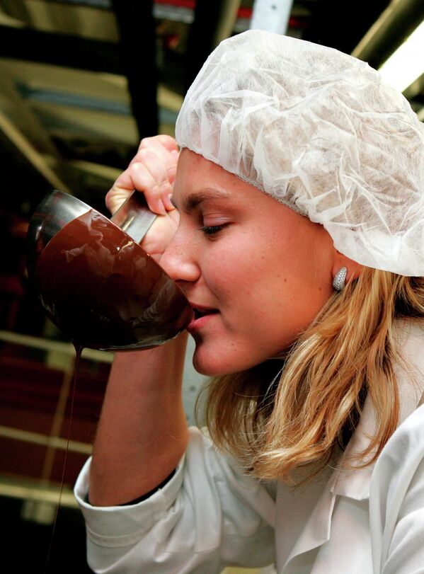  روز جهانی شکلات، یادآور نخستین روزی است که در سال ۱۵۵۰ (میلادی) شکلات به اروپا وارد شد.نادیا پتروا تنیس باز روسیه در کارخانه شکلات. - اسپوتنیک ایران  
