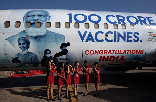 روز جهانی مهمانداران هواپیما در کشورهای مختلف برگزار می‌شود.مهماندار اسپایس‌جت در حین رونمایی از هواپیمای ویژه برای نشان دادن 1 میلیارد دوز نقطه عطف واکسن کووید-19 در دهلی نو، هند، ماسک ها را برای گرفتن عکس برداشتند. - اسپوتنیک ایران  
