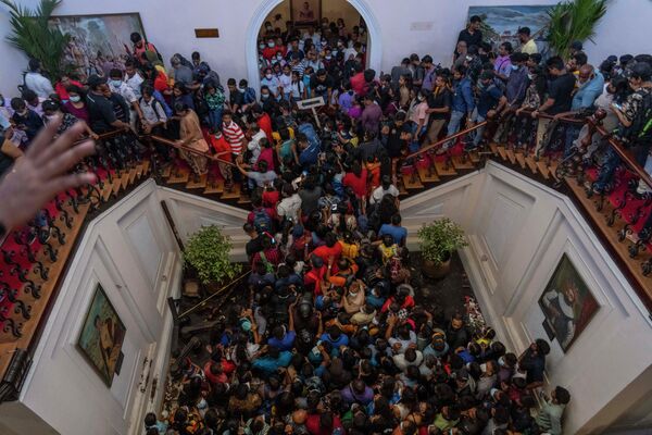تجمع مردم در محل اقامت رسمی رئیس جمهور گوتابای راجاپاکسا در کلمبو، سریلانکا. - اسپوتنیک ایران  