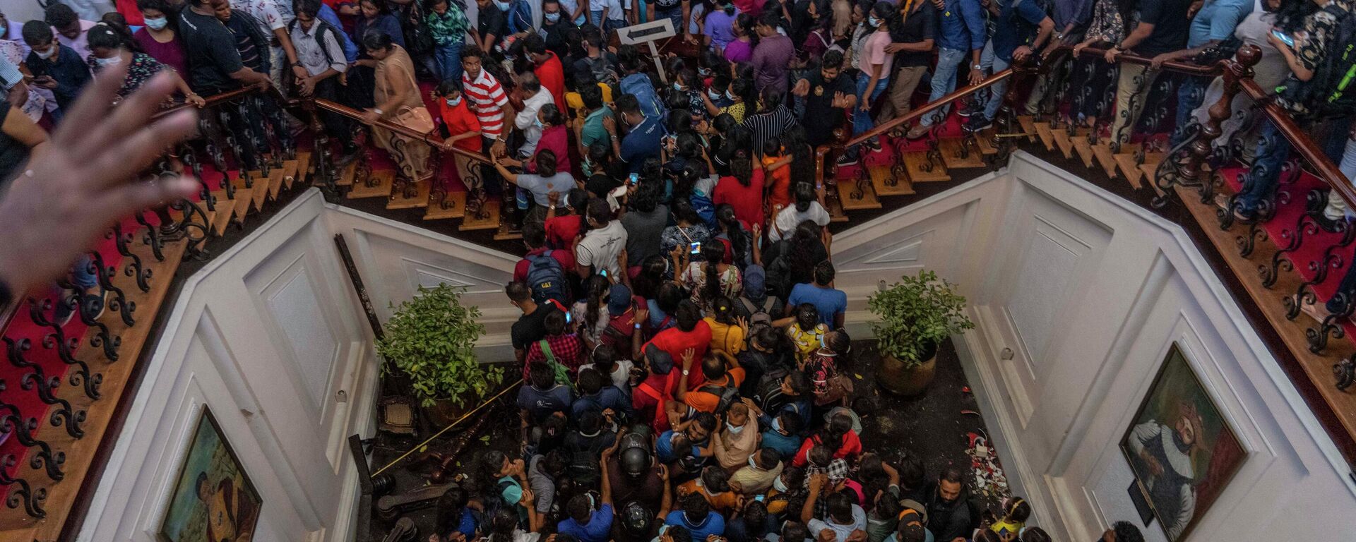 تجمع مردم در محل اقامت رسمی رئیس جمهور گوتابای راجاپاکسا در کلمبو، سریلانکا - اسپوتنیک ایران  , 1920, 12.07.2022