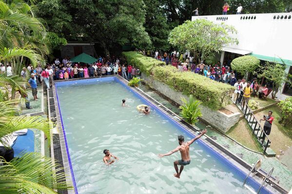 مردم در استخر اقامتگاه رئیس جمهور سریلانکا در کلمبو شنا می کنند. - اسپوتنیک ایران  