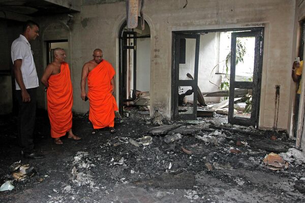 خرابی ها داخل اقامتگاه نخست وزیر سریلانکا، یک روز پس از تخریب توسط معترضان در کلمبو به تصویر کشیده شده است. - اسپوتنیک ایران  