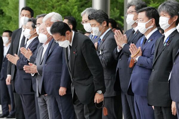 علاوه بر اعضای خانواده آبه، فومیو کیشیدا، نخست‌وزیر و نمایندگان مجلس ژاپن در مراسم تشییع جنازه که در معبدی در توکیو با حضور تعداد محدودی از مردم و بدون حضور رسانه‌ها برگزار شد، شرکت کردند. - اسپوتنیک ایران  