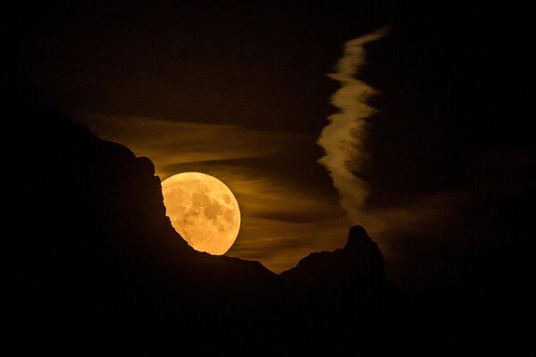 ابر ماه در آسمان سوئیس. - اسپوتنیک ایران  