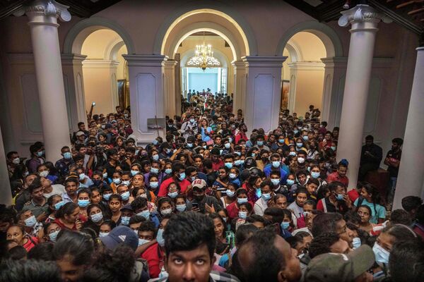 مردم در اقامتگاه رسمی رئیس جمهور گوتابایا راجاپاکسا برای دومین روز پس از هجوم به آن در کلمبو، سریلانکا، دوشنبه، 11 ژوئیه 2022، ازدحام کردند - اسپوتنیک ایران  