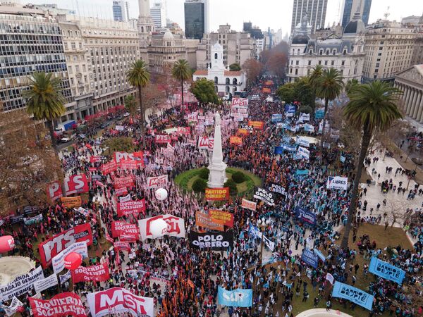 معترضان در پلازا د مایو در اعتصاب عمومی به خاطر توقف پرداخت های توافق آرژانتین با صندوق بین المللی پول در بحبوحه تورم فزاینده و نوسانات اقتصادی کشور، در بوئنوس آیرس، آرژانتین، شنبه، 9 ژوئیه 2022 - اسپوتنیک ایران  