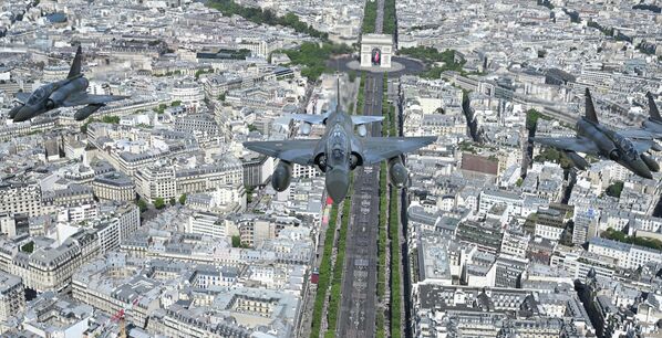 جت های جنگنده Mirage 2000 در حال انجام پرواز در رژه نظامی روز باستیل بر فراز خیابان شانزه لیزه در پاریس در 14 ژوئیه 2022 - اسپوتنیک ایران  