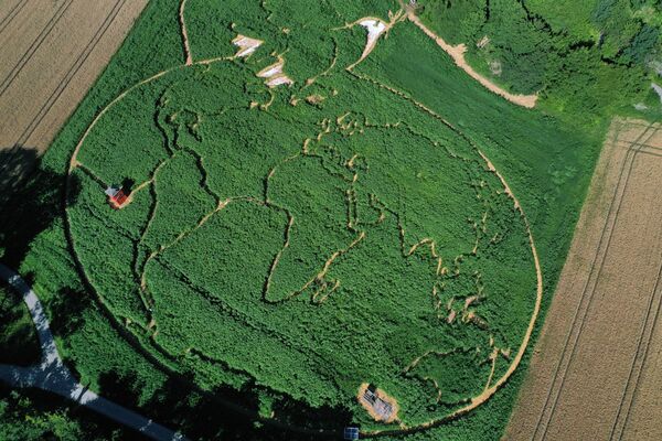نمای هوایی بخشی از یک زمین گیاهی طراحی‌شده را نشان می‌دهد که اثر هنری یک کبوتر صلح اثر پابلو پیکاسو را بر روی نقشه جهان نشان می‌دهد، اوتینگ آم آمرسی در 11 ژوئیه 2022 - اسپوتنیک ایران  