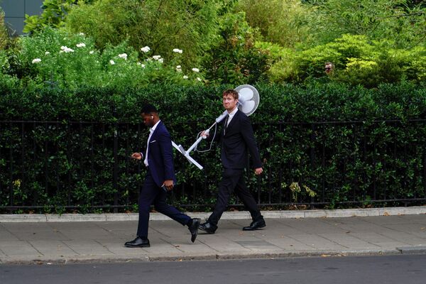 حمل پنکه برای نجات از گرما در یکی از خیابان های لندن. - اسپوتنیک ایران  