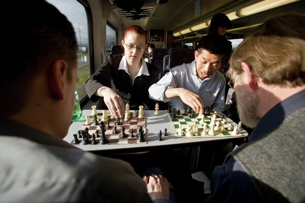 در حال حاضر ۱۸۷ کشور عضو فدراسیون جهانی شطرنج می باشند. هدف فدراسیون جهانی شطرنج افزایش تعداد بازیکنان شطرنج در جهان به تعداد حداقل ۱ میلیارد است. پروژه “شطرنج در مدارس ” مهم ترین الویت فدراسیون جهانی شطرنج می باشد که در حال اجرا در کشورهای مختلف جهان است.بازی شطرنج در قطار سیئتل. - اسپوتنیک ایران  