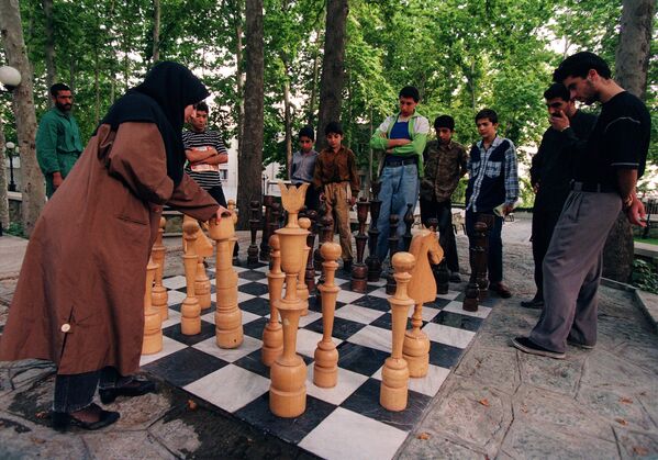 شطرنج توسط بازرگانان ایرانی به اروپا رسید. در حدود سال ۱۰۰۰ میلادی، شطرنج به اروپا و روسیه رسید و به زودی در ژاپن و چین گسترش یافت.بازی شطرنج در پارکی در تهران. - اسپوتنیک ایران  