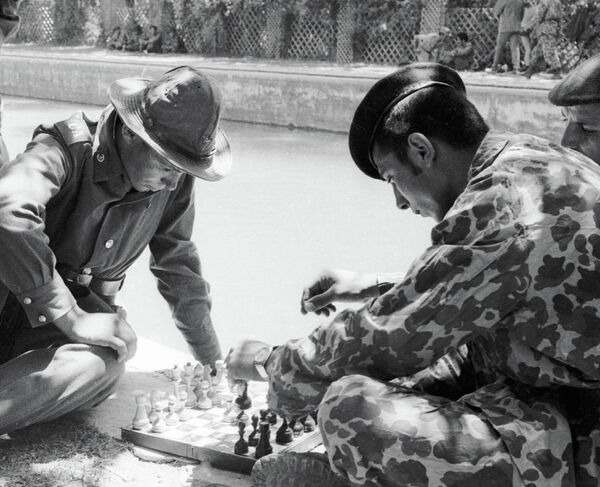 در حال حاضر ۱۸۷ کشور عضو فدراسیون جهانی شطرنج می باشند. هدف فدراسیون جهانی شطرنج افزایش تعداد بازیکنان شطرنج در جهان به تعداد حداقل ۱ میلیارد است. پروژه “شطرنج در مدارس ” مهم ترین الویت فدراسیون جهانی شطرنج می باشد که در حال اجرا در کشورهای مختلف جهان است.بازی شطرنج در افغانستان. - اسپوتنیک ایران  