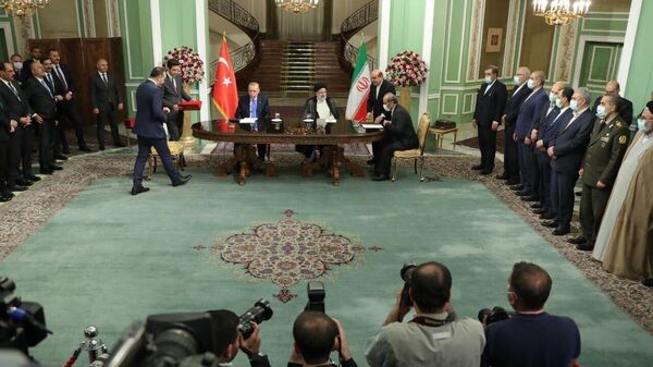نشست مطبوعاتی روسای جمهور ایران و ترکیه و امضاء اسناد همکاری بین دو کشور رجب طیب اردوغان ابراهیم رئیسی - اسپوتنیک ایران  