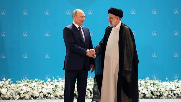 ولادیمیر پوتین رئیس جمهور روسیه و ابراهیم رئیسی رئیس جمهور ایران پیش از دیدار در تهران - اسپوتنیک ایران  