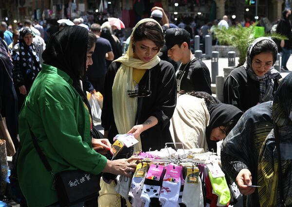مردم در حال خرید در بازار بزرگ تهران. - اسپوتنیک ایران  
