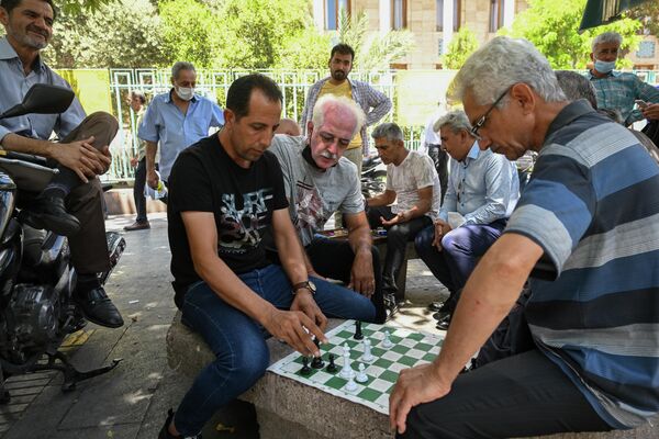 بازی شطرنج در نزدیکی بازار بزرگ تهران. - اسپوتنیک ایران  
