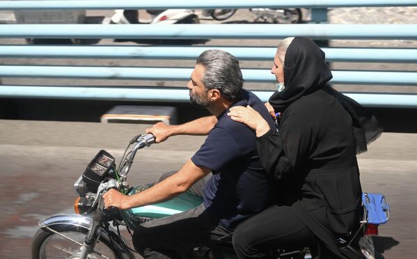 موتورسوار در یکی از خیابان های تهران. - اسپوتنیک ایران  