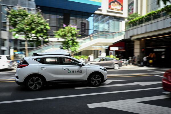 بایدو، غول فناوری مستقر در پکن قصد دارد این تاکسی را در سال ۲۰۲۳ بعنوان بخشی از سرویس آپولو گو (Apollo Go) به کار بگیرد. Apollo Go سرویس سواری های خودران است در ۱۰ شهر چین فعالیت می کند. - اسپوتنیک ایران  