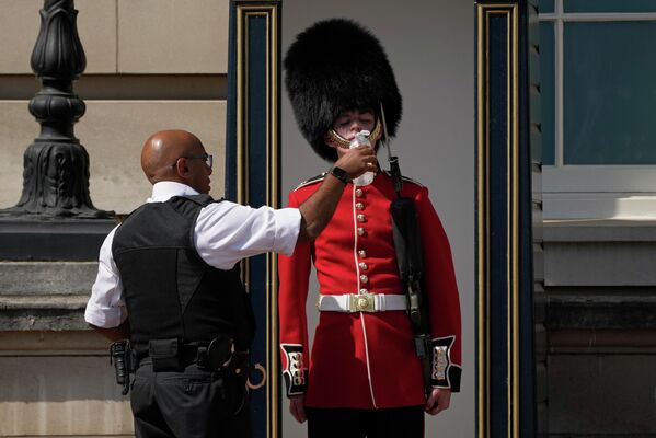رویدادها و حوادث هفته به روایت تصویر.پلیس به گارد افتخار بریتانیا آب می دهد. - اسپوتنیک ایران  