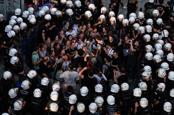 رویدادها و حوادث هفته به روایت تصویر.احاطه معترضان ترکیه توسط پلیس در استانبول. - اسپوتنیک ایران  