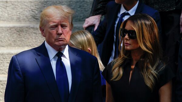 Бывший президент Дональд Трамп и его жена Мелания Трамп после похорон Иваны Трамп в Нью-Йорке - اسپوتنیک ایران  