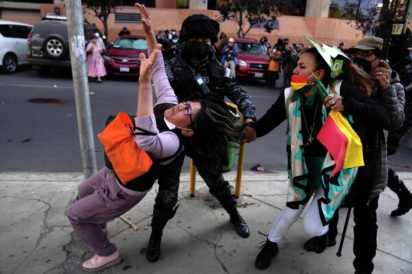رویدادها و حوادث هفته به روایت تصویر.برخورد پلیس با معترضان در بولیوی. - اسپوتنیک ایران  