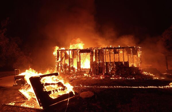 سوختن خانه ای در آتش سوزی جنگلی در کالیفرنیا. - اسپوتنیک ایران  