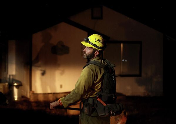 اداره آتش نشانی کالیفرنیا اعلام کرد که بر اثر آتش سوزی‌های اخیر بیش از ۶۰۰۰ هکتار از اراضی سوختند و هنوز حریق مهار نشده است. - اسپوتنیک ایران  