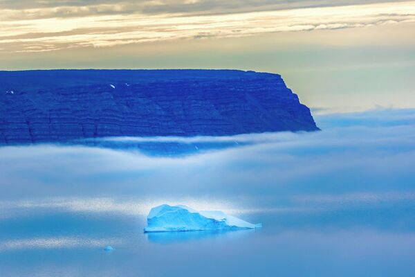 تغییرات آب و هوایی به آرامی یخچال‌های طبیعی را از بین می‌برد. بر اساس اطلاعات منتشر شده از سوی دانمارک، ۸.۵ میلیارد تن یخ تنها در طول یک روز در گرینلند تبدیل به آب شده است.ذوب شدن یخچال های طبیعی در سواحل پیتوفیک، گرینلند. - اسپوتنیک ایران  