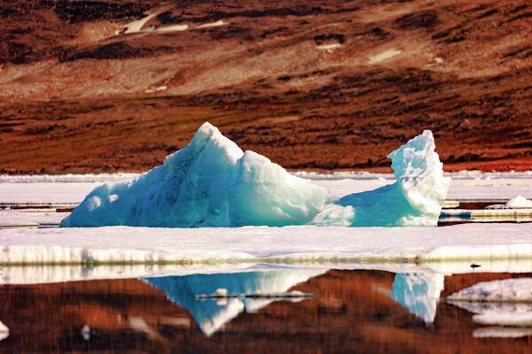  گرینلند از سال ۲۰۰۲ تاکنون ۴۷۰۰ گیگاتن یخ از دست داده است که این میزان آب، برای غوطه‌ور شدن کل ایالات متحده زیر نیم متر آب کافی است. - اسپوتنیک ایران  