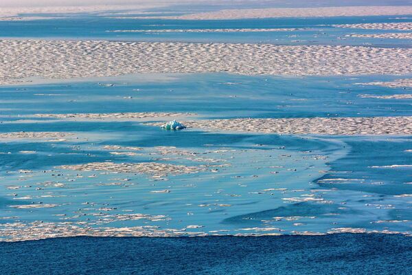 مشاهدات جدید ICESAT-2 نشان می دهد که یخ های دریای قطب شمال تنها در سه سال نازک شده اند. در طول دو دهه گذشته، قطب شمال حدود یک سوم از حجم یخ دریای زمستانی خود را از دست داده است، که عمدتاً به دلیل کاهش یخ دریا است که طی چندین سال ادامه دارد و یخ چند ساله نامیده می شود. - اسپوتنیک ایران  