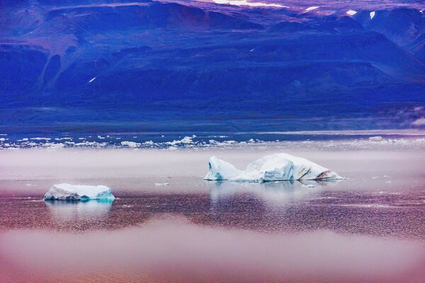 ذوب شدن یخچال های طبیعی و شناوری تکه های یخ در سواحل پیتوفیک، گرینلند. - اسپوتنیک ایران  