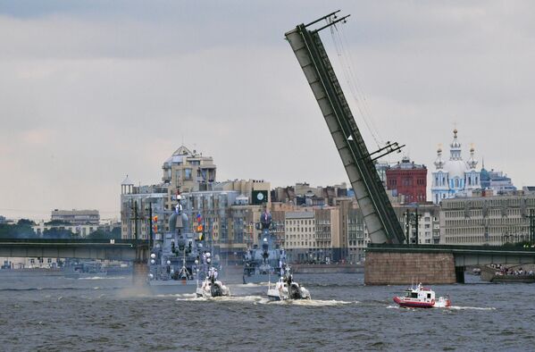 جشن نیروی دریایی روسیه در سن‌پترزبورگ.کشتی ها در رودخانه نوا. - اسپوتنیک ایران  