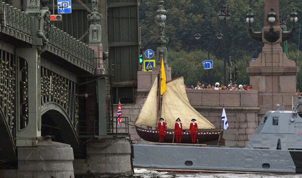 جشن نیروی دریایی روسیه در سن‌پترزبورگ.قایق کوچک تاریخی پیتر اول در آبهای رودخانه نوا. - اسپوتنیک ایران  
