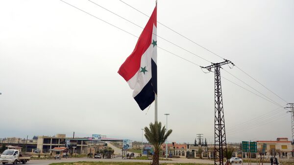 Сирийский флаг в освобожденном от боевиков городе Мааррат-эн-Нууман в Сирии - اسپوتنیک ایران  
