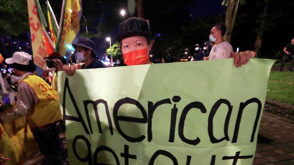 معترضین در حال برگزاری اعتراضات برای ورود نانسی پلوسی به تایوان - اسپوتنیک ایران  