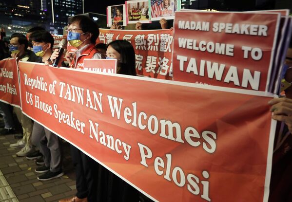 حامیان نانسی پلوسی بنری را بیرون هتلی که قرار است رئیس مجلس نمایندگان آمریکا در تایپه، تایوان در آن اقامت داشته باشد، به دست گرفتند. پکن، ادعا می کند جزیره خودگردان به عنوان قلمرو چین واحد است - اسپوتنیک ایران  