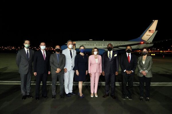 در این عکس که توسط وزارت امور خارجه تایوان منتشر شده است، نانسی پلوسی، رئیس مجلس نمایندگان آمریکا، پس از ورودش به تایپه، تایوان، سه شنبه، ۲ آگوستت ۲۰۲۲، علی رغم تهدیدات پکن وارد تایوان شد - اسپوتنیک ایران  