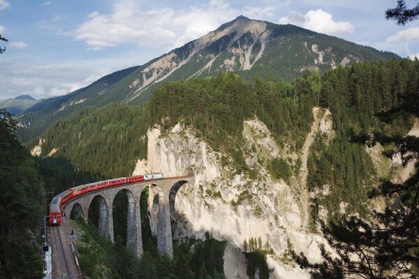 سفر با قطار در مسیر تونل «لندواسر» در سوئیس. - اسپوتنیک ایران  