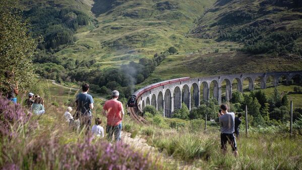 قطار در حال حرکت روی پل طاقی در اسکاتلند. - اسپوتنیک ایران  