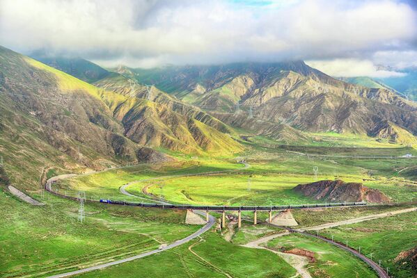 حرکت قطار در مسیر ریلی تبت. - اسپوتنیک ایران  