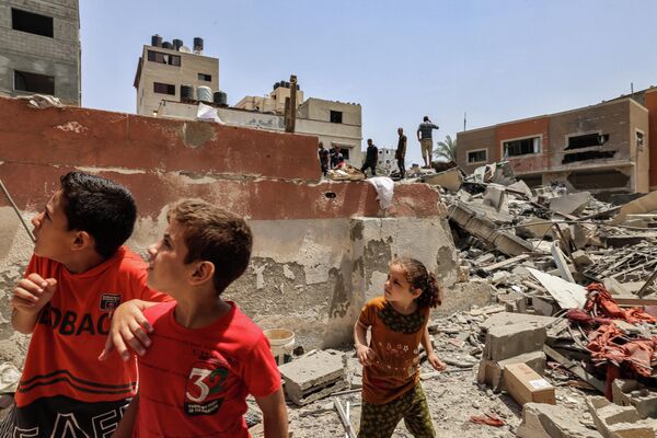 بچه ها در هنگام موشکباران نوار غزه از سوی اسرائیل. - اسپوتنیک ایران  