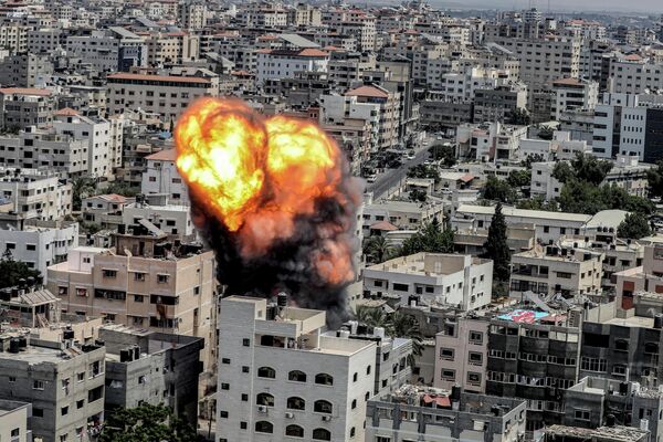 جنگنده‌های ارتش اسرائیل برای سومین روز مجددا مناطق مختلف این نوار غزه را مورد حمله قرار دادند. - اسپوتنیک ایران  