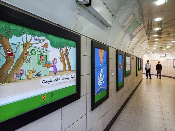 نمایشگاه کاریکاتور با موضوع پسماند و بازیافت زباله در تهران - اسپوتنیک ایران  