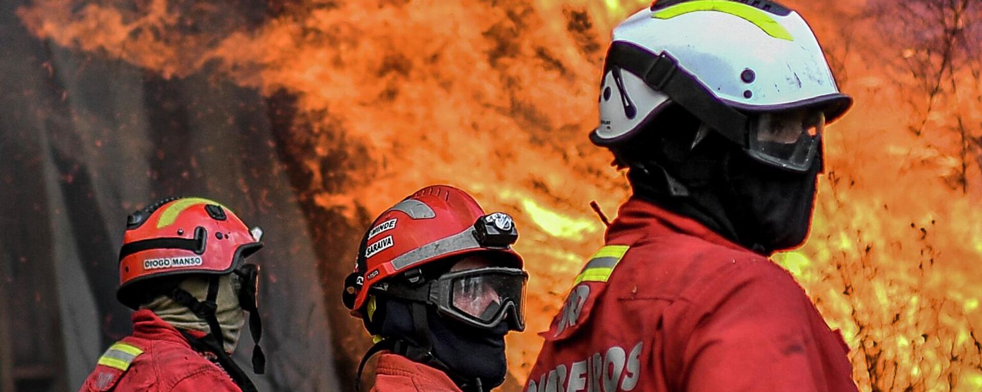 Пожарные пытаются остановить лесной пожар в деревне Самейру недалеко от города Мантейгас, Португалия - اسپوتنیک ایران  , 1920, 14.08.2022