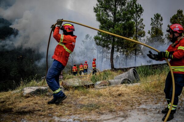 تلاش آتش نشانان برای مهار آتش سوزی جنگلی در روستای سامیرو در نزدیکی شهر مانتیگاس پرتغال. - اسپوتنیک ایران  