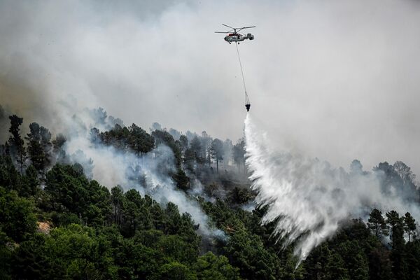 بالگرد آتش نشانی در تلاش برای مهار آتش سوزی جنگلی در روستای سامیرو در نزدیکی شهر مانتیگاس پرتغال. - اسپوتنیک ایران  