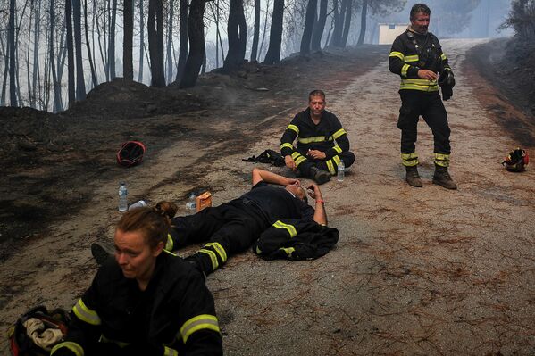  آتش نشانان خسته در حال نوشیدن آب پس از تلاش برای مهار آتش سوزی جنگلی در روستای سامیرو در نزدیکی شهر مانتیگاس پرتغال. - اسپوتنیک ایران  